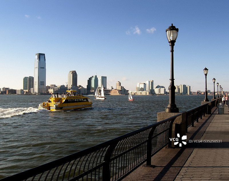 纽约水上出租车航行在哈德逊河图片素材