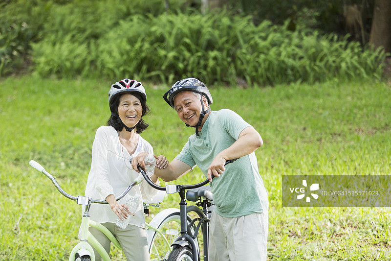 老年夫妇骑自行车图片素材