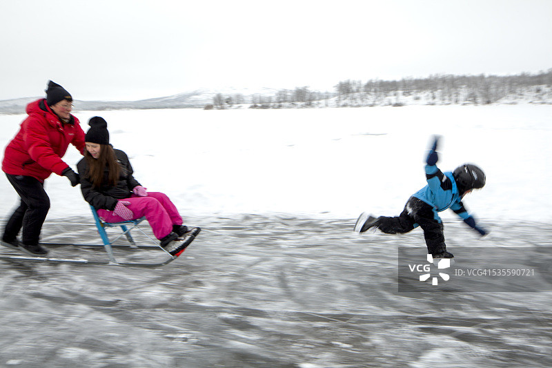 妈妈和女孩一起推雪橇图片素材