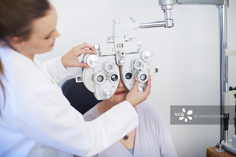 眼科医生检查老年妇女视力图片素材