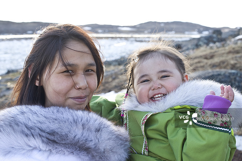 加拿大努勒维特巴芬岛的因纽特母女。图片素材