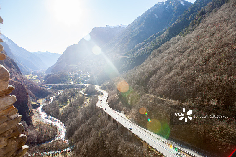 从瑞士公路的顶端看风景图片素材