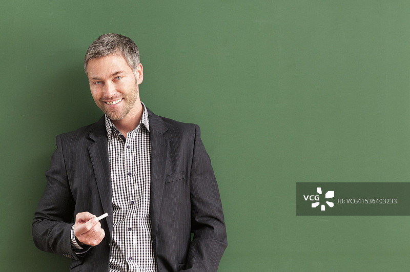 满头白发，面带微笑的老师站在黑板前图片素材