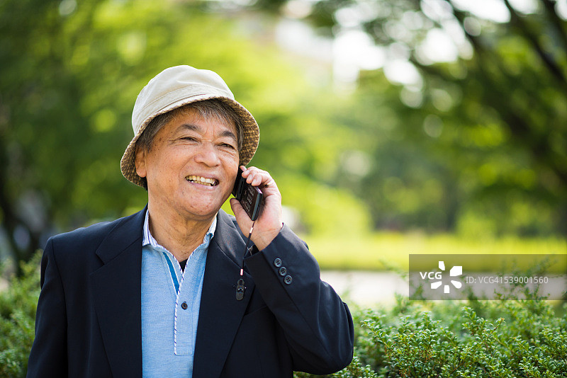 一个日本老男人在打电话图片素材
