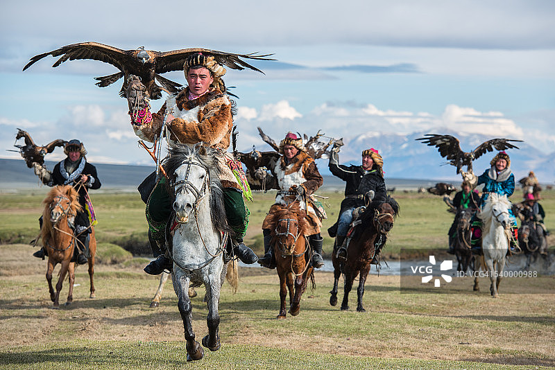 哈萨克蒙古族骑兵金鹰猎人在阿尔泰山过河图片素材