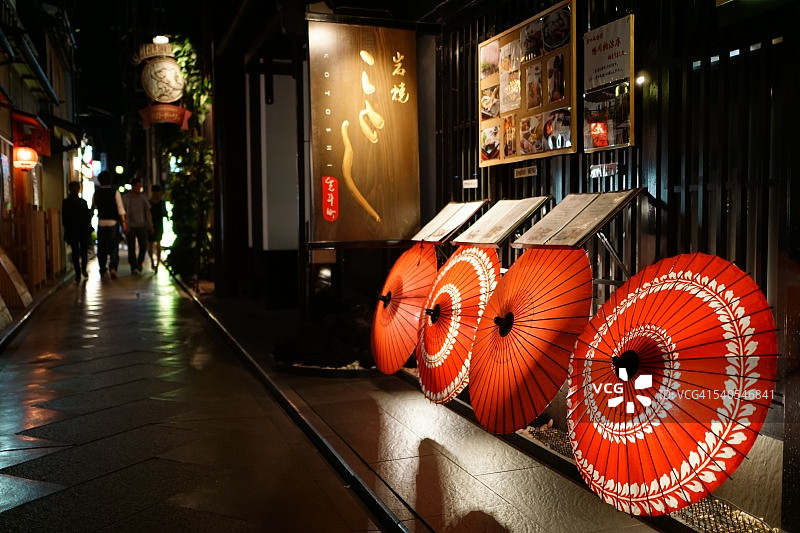 日本京都夜晚的蓬裙图片素材