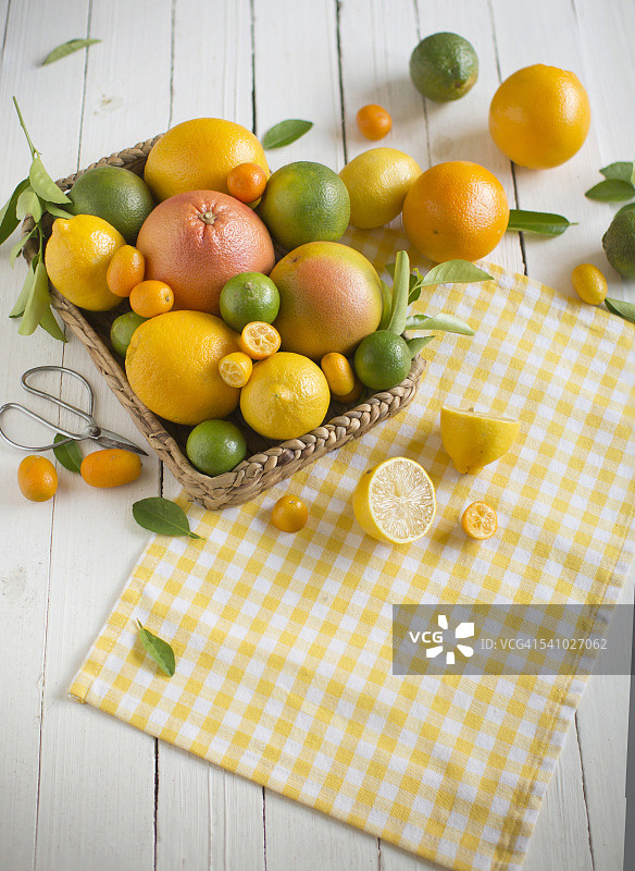 柑橘类水果在乡村白色木制背景。水平的观点。文本空间图像。图片素材