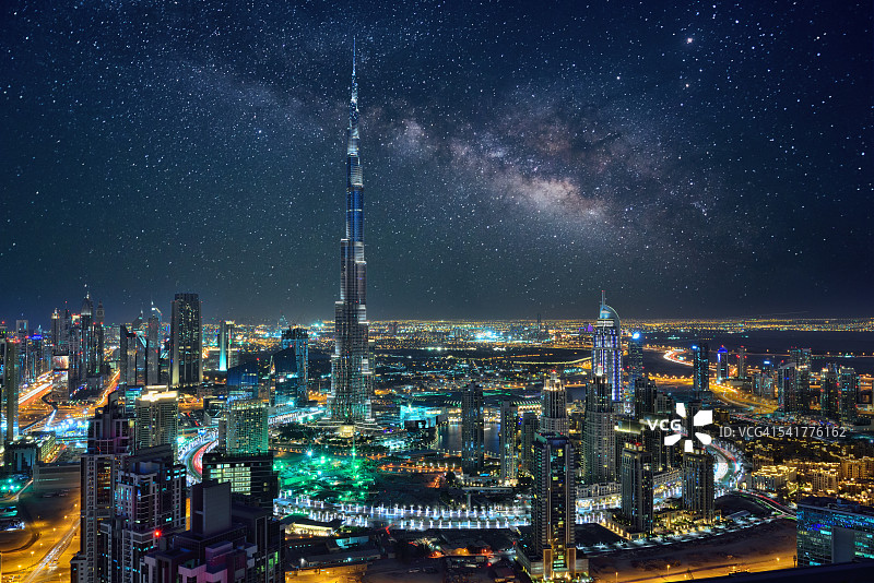 迪拜哈利法塔背后的超现实银河图片素材