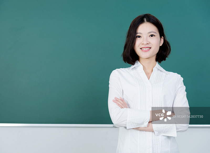 女老师站在黑板前图片素材