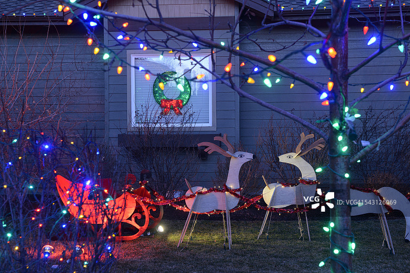 美国俄勒冈州本德市私人住宅的圣诞装饰图片素材