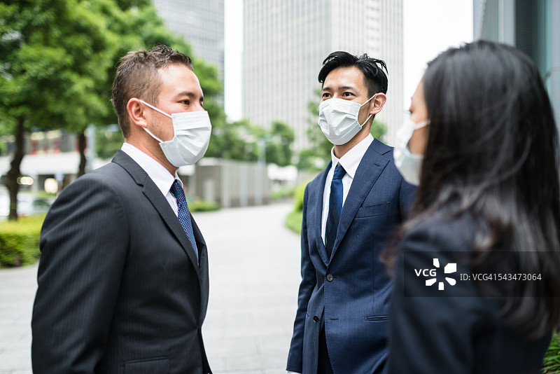 日本商人戴着污染口罩在东京图片素材