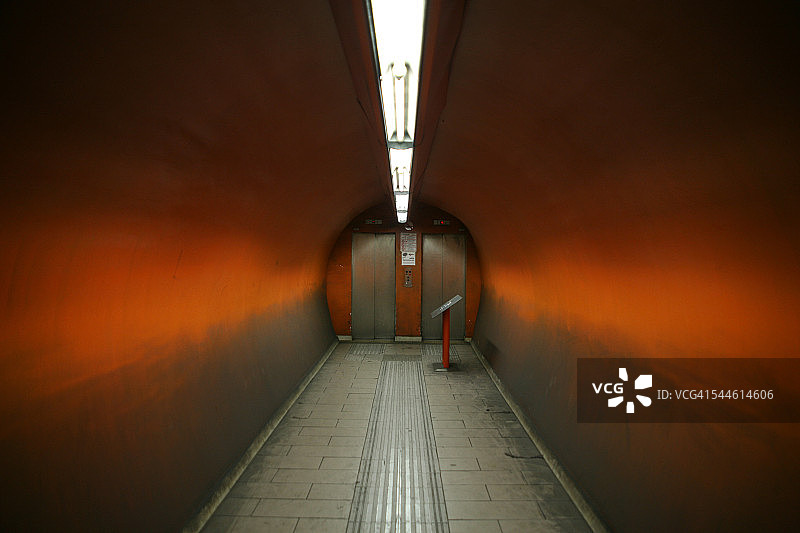 可怕的红色隧道在罗马的地铁，意大利图片素材