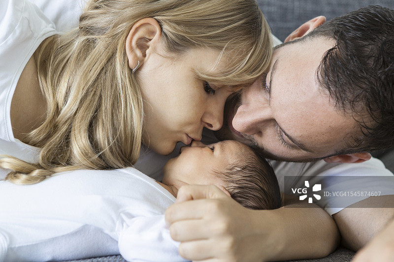 一对年轻夫妇和刚出生的男婴在家里图片素材