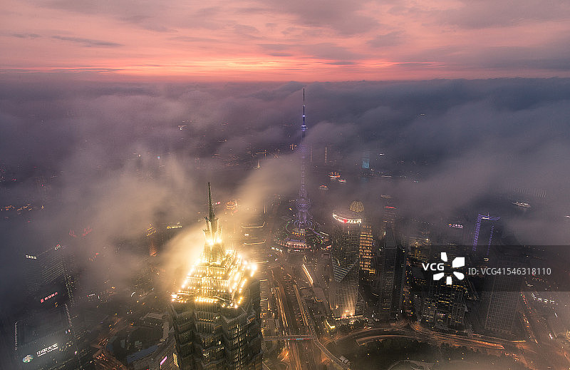 上海天际线和陆角区在一个大雾天的黄昏，中国上海图片素材