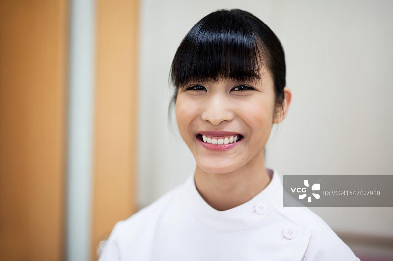 医院里微笑的日本护士图片素材