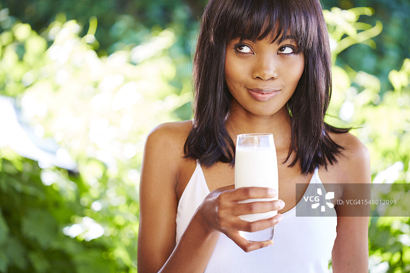 拿着一杯牛奶的女人的肖像图片素材
