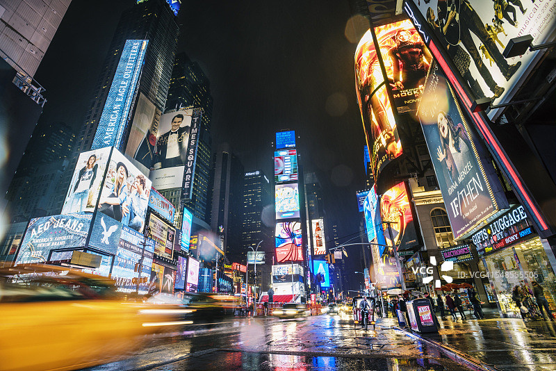 美国纽约时代广场上的霓虹灯和交通图片素材