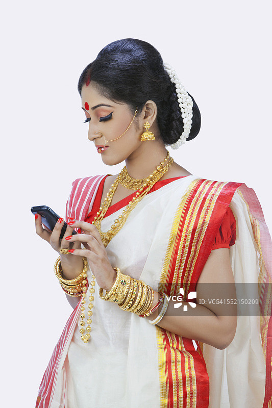 一位孟加拉妇女在看短信图片素材
