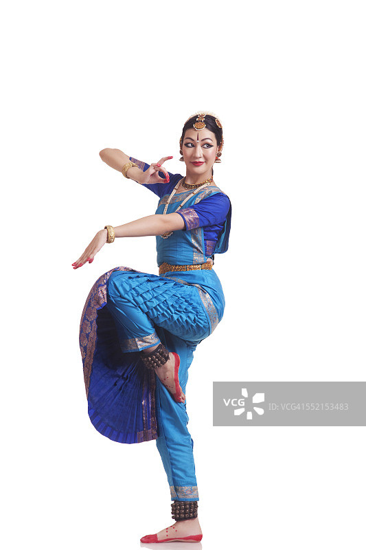 完整的长度美丽的婆罗多娜舞者在白色的背景上表演图片素材