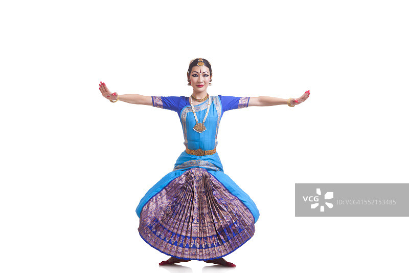 全身伸展的舞者在白色背景下表演婆罗多那陀图片素材