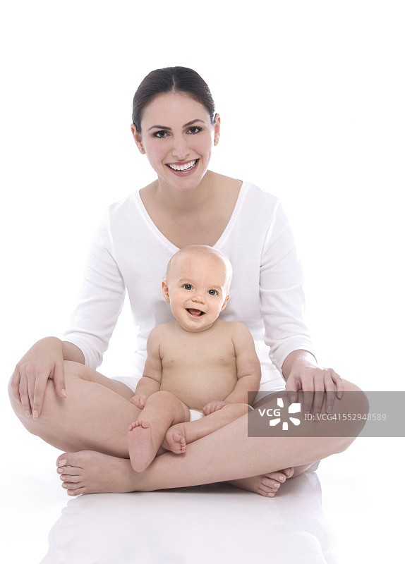妈妈和宝宝快乐的坐着图片素材