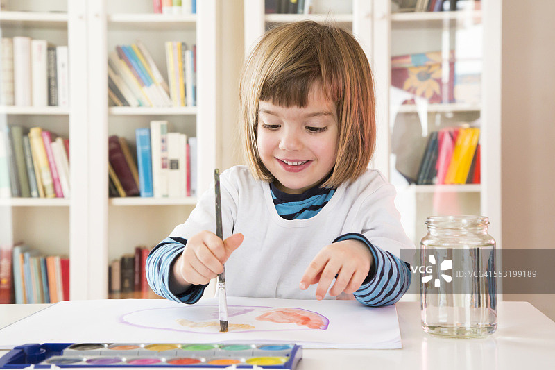 微笑的小女孩用水彩画的肖像图片素材