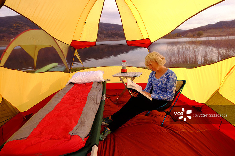 妇女们在山湖边搭帐篷露营图片素材