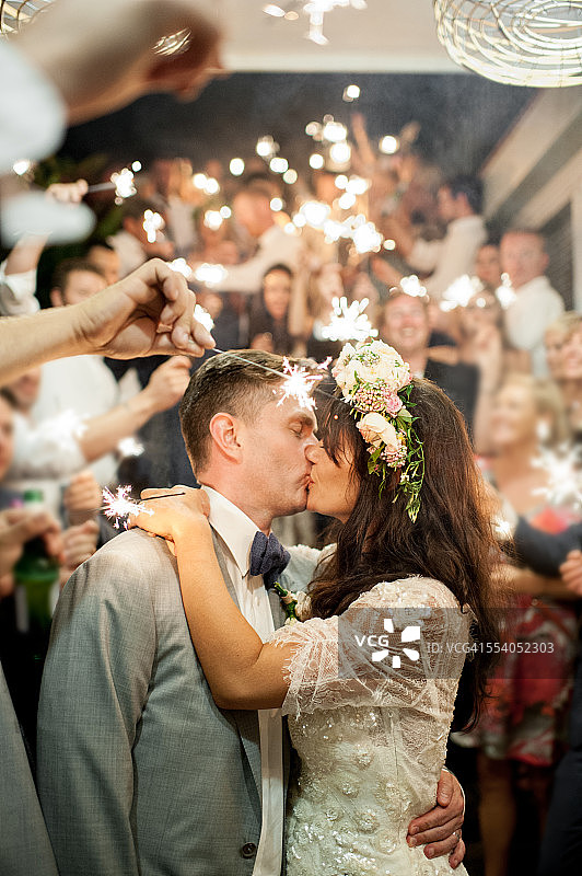 新娘和新郎接吻。图片素材