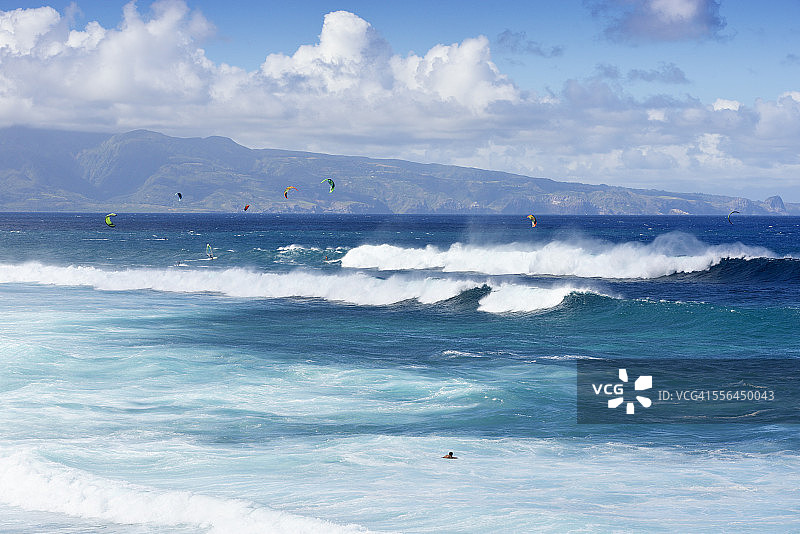 美国，夏威夷，毛伊岛，胡基帕海滩风筝冲浪者图片素材