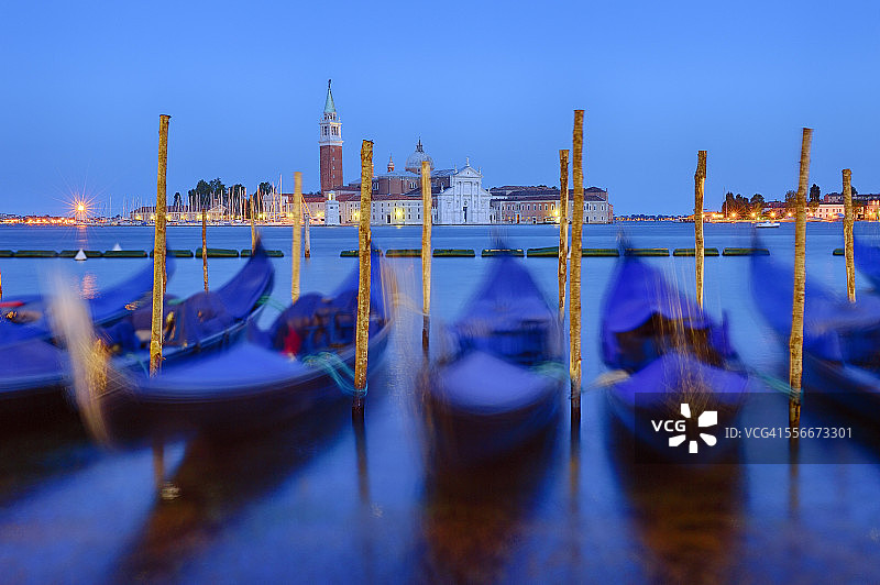 意大利，威尼斯，圣乔治马乔雷和贡多拉在晚上图片素材