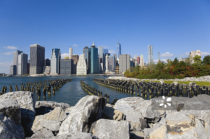 美国，纽约，曼哈顿下城摩天大楼和东河从布鲁克林大桥公园图片素材