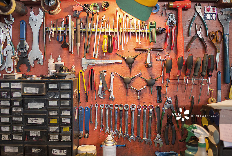 工具挂在自行车修理店的墙上图片素材