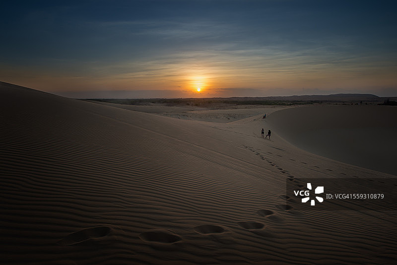 白沙上的脚步:梅奈图片素材