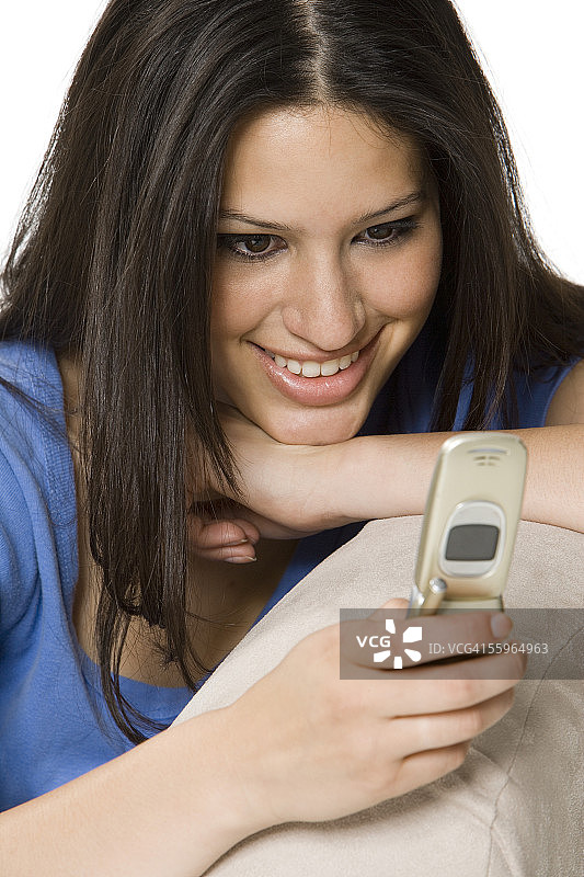 一个年轻女子使用手机的特写图片素材