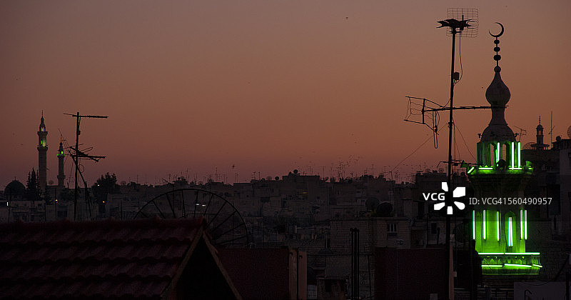 黄昏时分的哈马市区图片素材