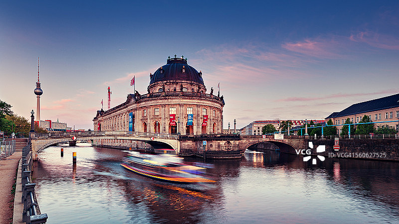 日落后的柏林城市景观与博德博物馆图片素材