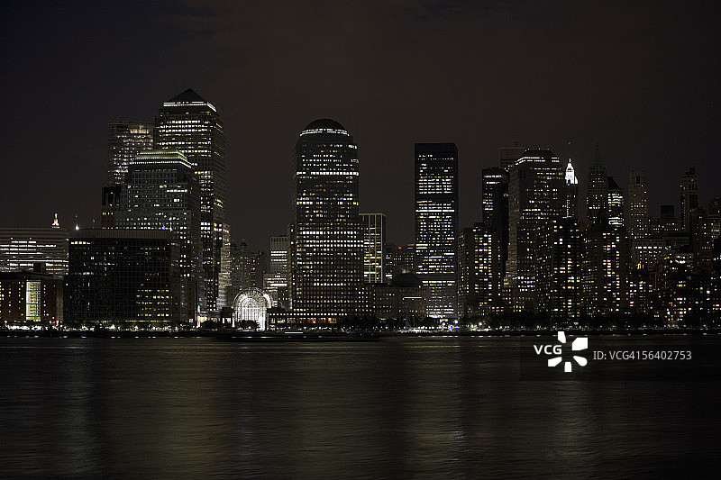 美国纽约曼哈顿夜晚的天际线图片素材