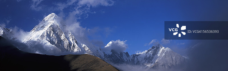 Pumo Ri, Lingtren和Khumbutse的山峰被轻云覆盖。Pumo Ri, Lingtren和Khumbutse，珠穆朗玛峰国家公园，Sagarmatha国家公园，尼泊尔。图片素材