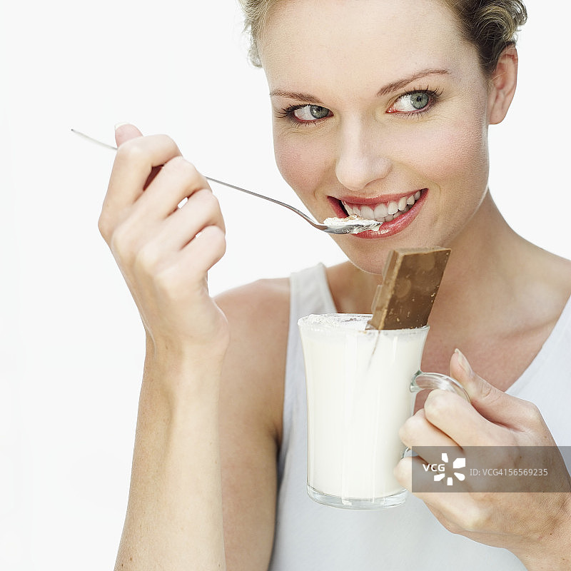 一个年轻女子喝牛奶的特写图片素材