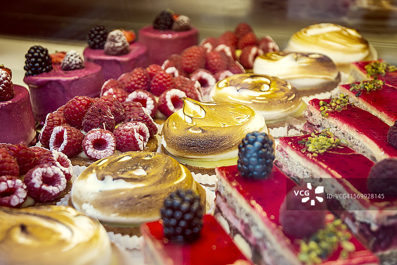 巴黎面包店橱窗里的糕点和甜点图片素材