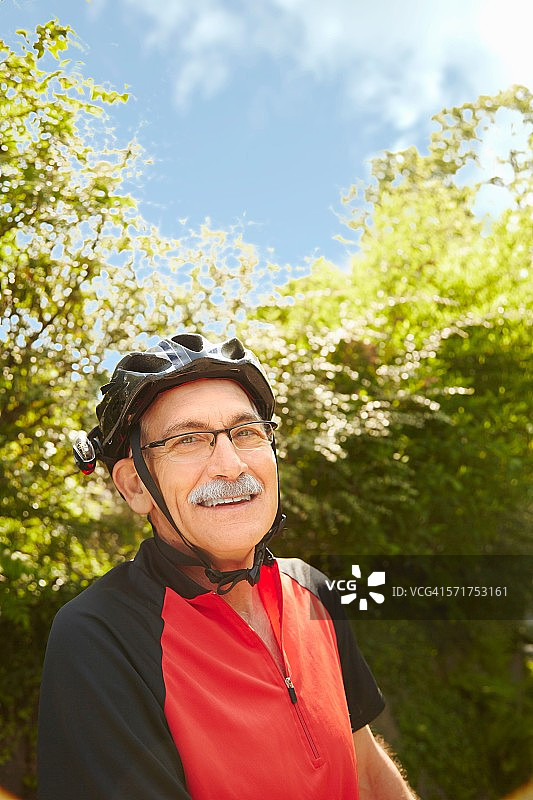 骑自行车的老人的肖像图片素材