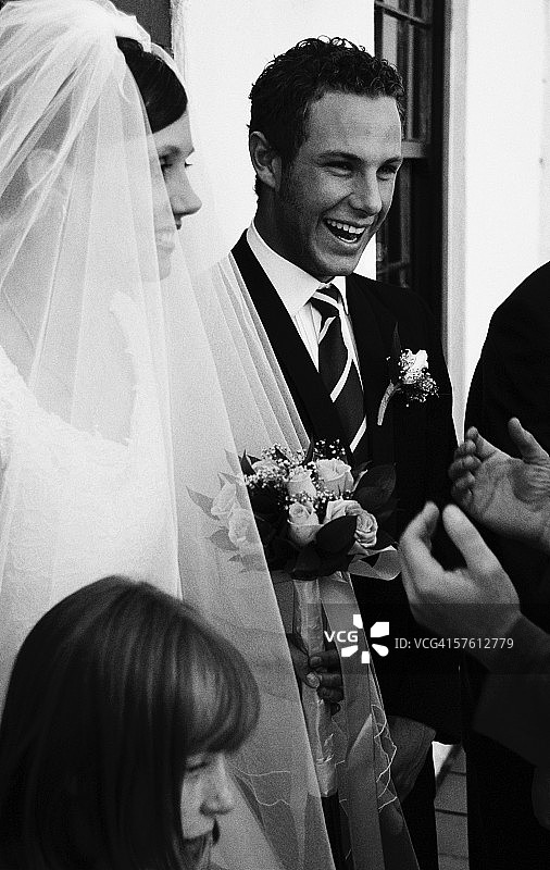 年轻的新婚夫妇一起微笑(黑白)图片素材