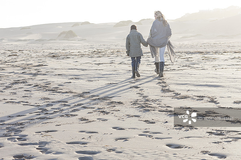 南非，开普敦，母亲和她的儿子在海滩上散步图片素材