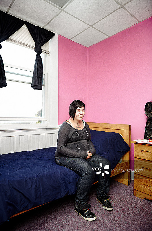 低收入哥特少女在她简朴的卧室里。图片素材