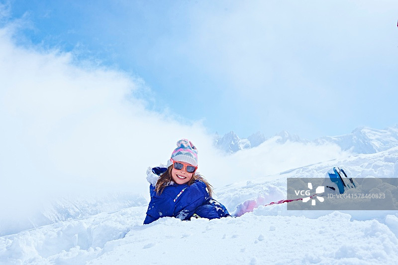 女孩坐在雪中，夏蒙尼，法国图片素材