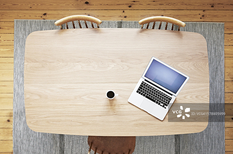 笔记本电脑和咖啡放在木桌上图片素材