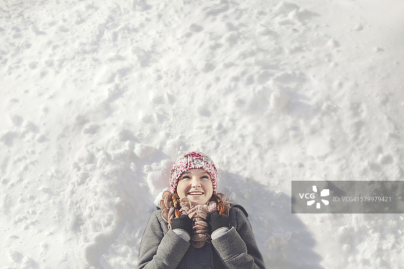 一个白人女孩躺在雪地里图片素材