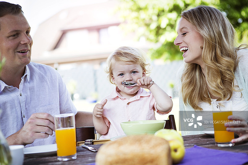 幸福的一家人坐在早餐桌旁图片素材