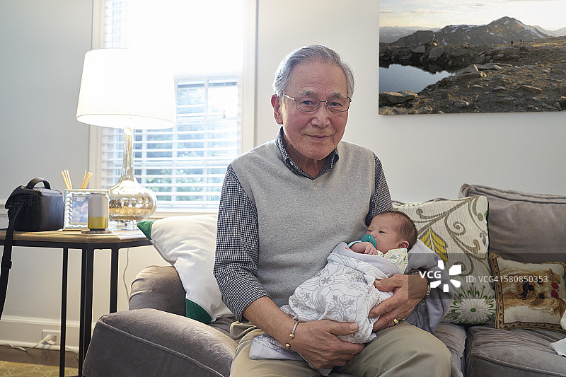 亚洲祖父抱着他的亚洲孙子图片素材
