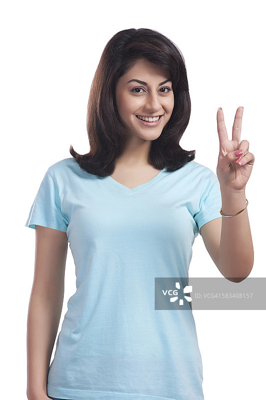 一个做和平手势的女人的肖像图片素材